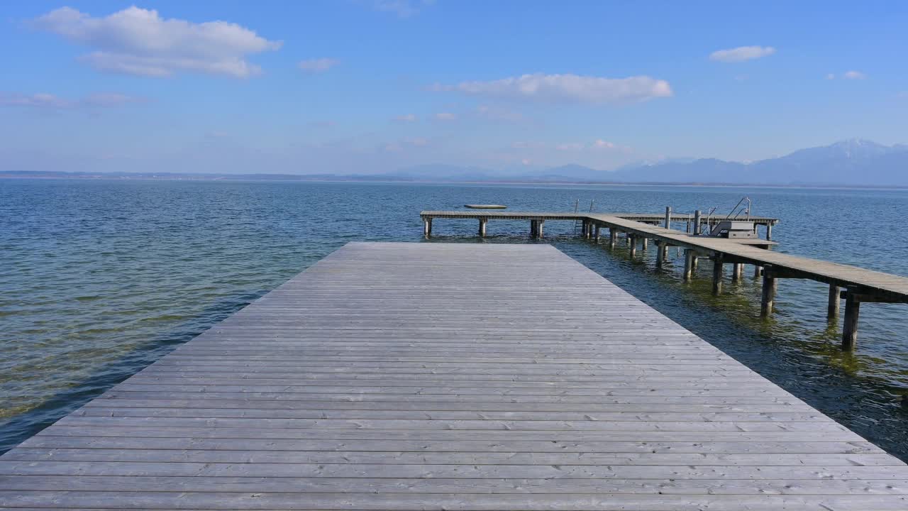 Ciemsee湖木制码头，Gstadt am Chiemsee, Chiemsee，上巴伐利亚，巴伐利亚，德国，欧洲视频素材