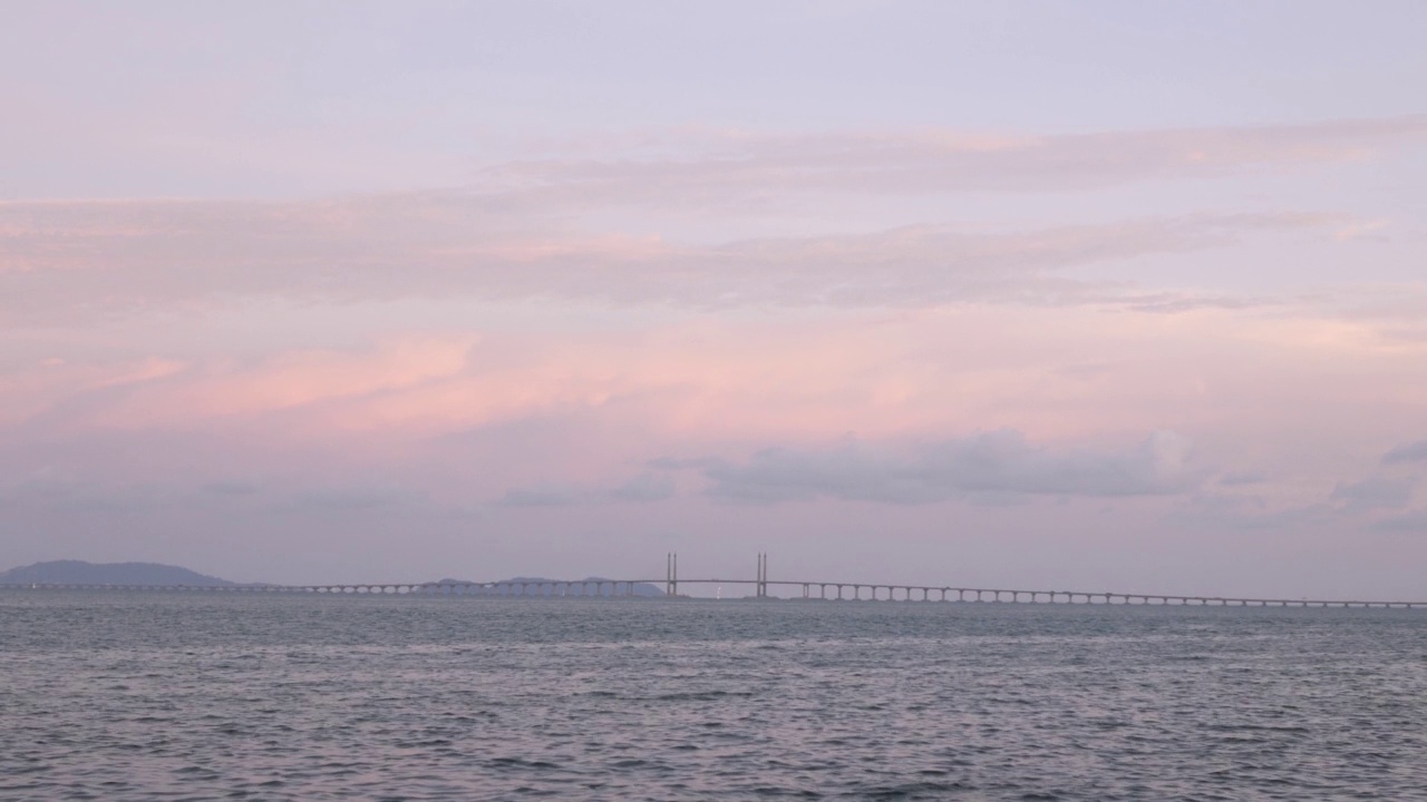 槟城大桥海景景观，从公园出发，车辆在高速公路上行驶视频素材