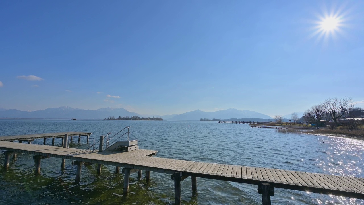 Ciemsee湖木制码头，Gstadt am Chiemsee, Chiemsee，上巴伐利亚，巴伐利亚，德国，欧洲视频素材