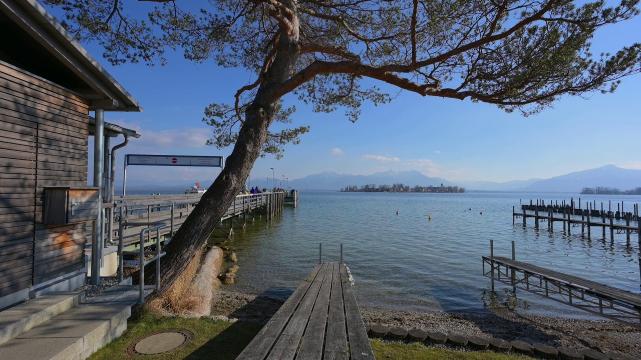 Ciemsee湖木制码头，Gstadt am Chiemsee, Chiemsee，上巴伐利亚，巴伐利亚，德国，欧洲视频素材