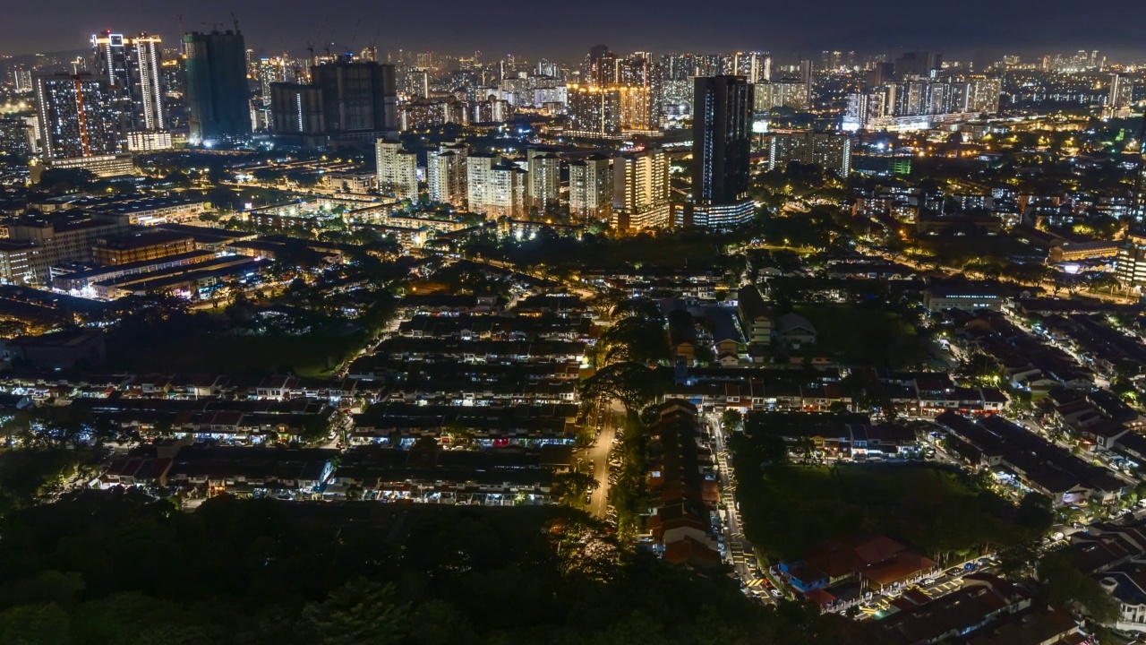 吉隆坡城市居民楼在夜晚晴朗的天空和繁忙的交通中的时间流逝。Prores 4 kuhd视频素材