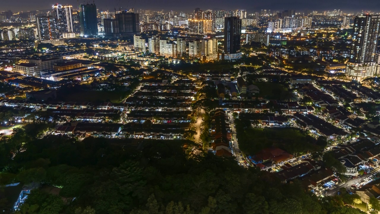 吉隆坡城市居民楼在夜晚晴朗的天空和繁忙的交通中的时间流逝。Prores 4 kuhd视频素材