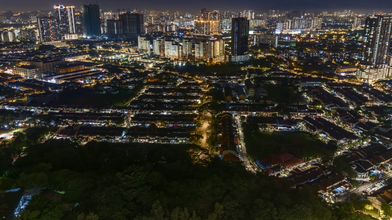 吉隆坡城市居民楼在夜晚晴朗的天空和繁忙的交通中的时间流逝。Prores 4 kuhd视频素材