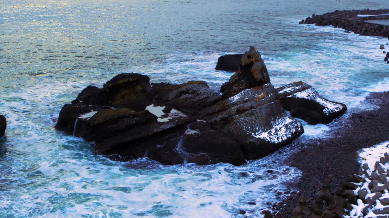 海浪撞击海洋岩石视频素材