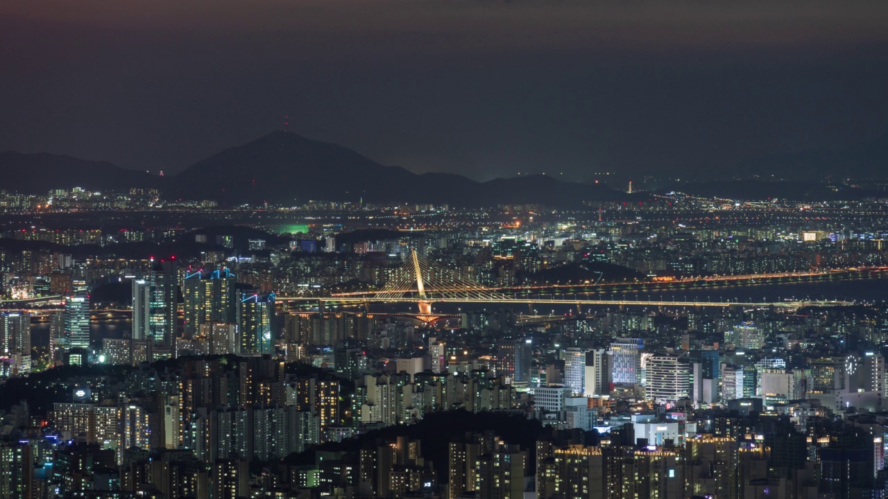 汉江-韩国首尔麻浦区世界杯桥附近的市中心夜景视频素材