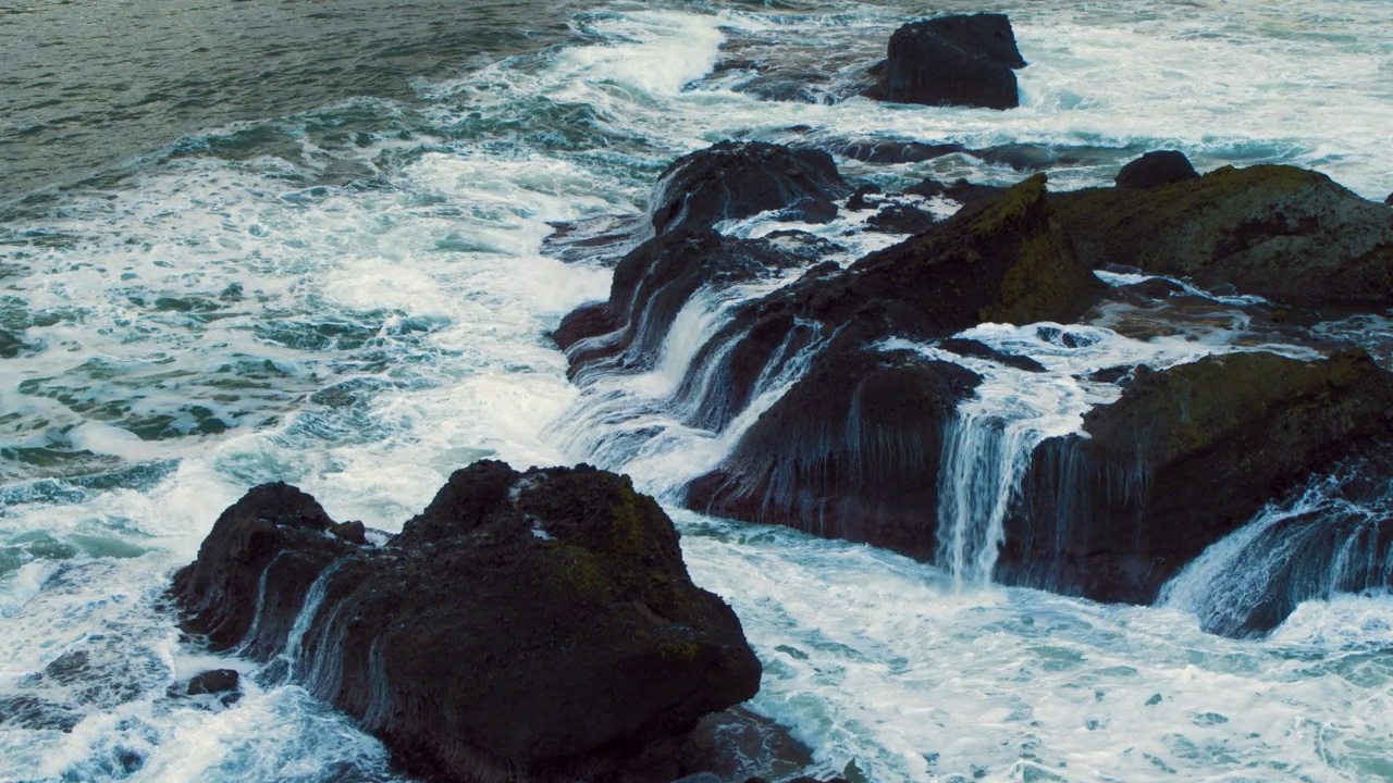 海浪撞击海洋岩石视频素材