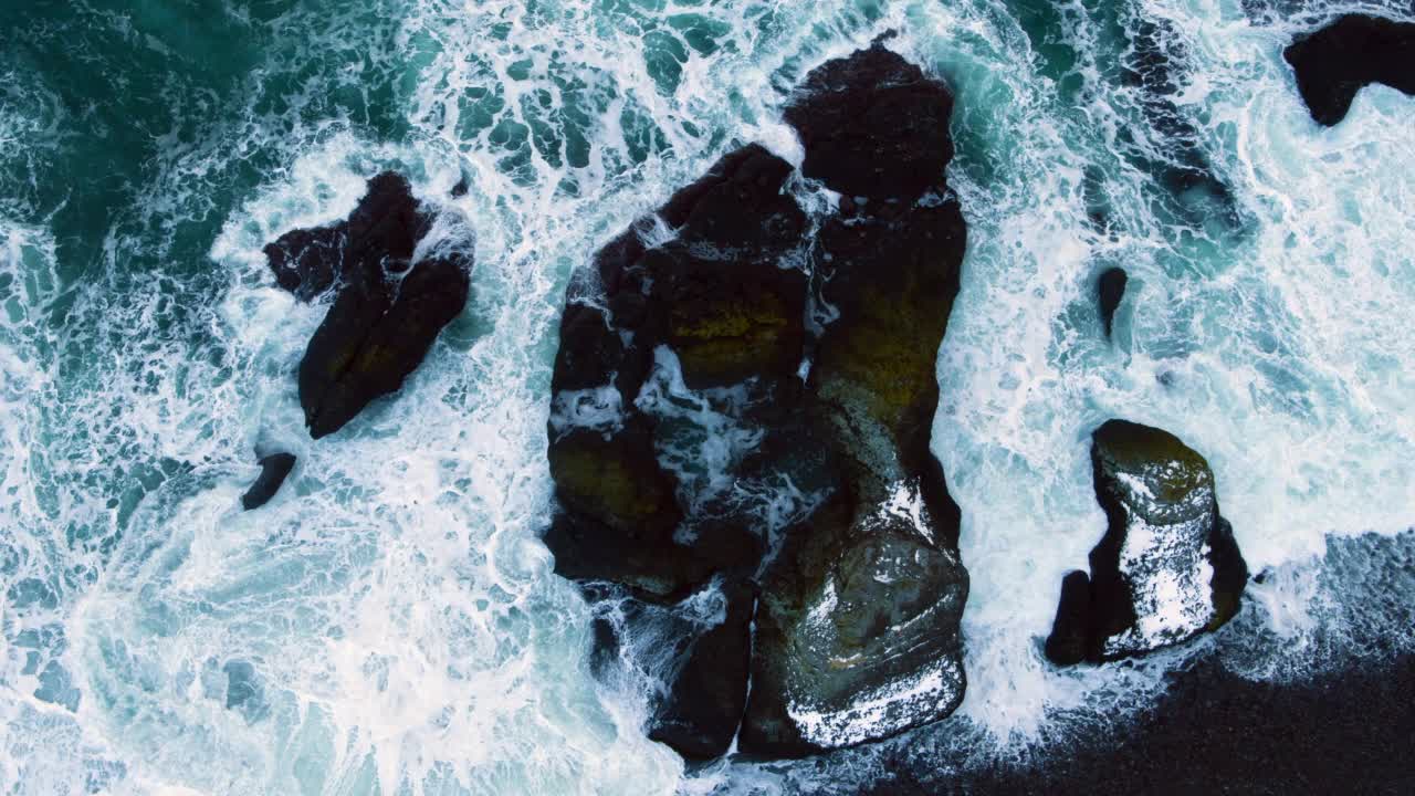 海浪撞击海洋岩石视频素材