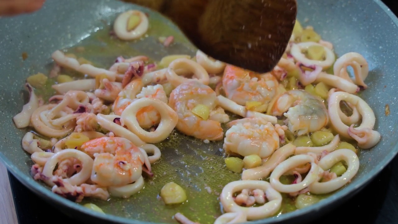 搅拌烹饪海鲜面食视频素材