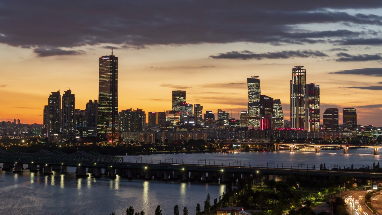 汉江——韩国首尔，汝矣岛市中心的日落和夜景，汉江铁路桥，元孝大桥和江边高速公路/龙山区和永登浦区视频素材