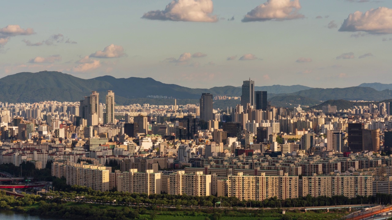 韩国首尔，靠近奥林匹克高速公路/江南区市中心的白天视频素材