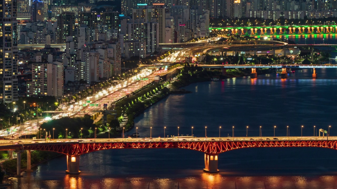 汉江-江边高速公路附近的市中心夜景，圣水大桥和永东大桥/韩国首尔城东区视频素材