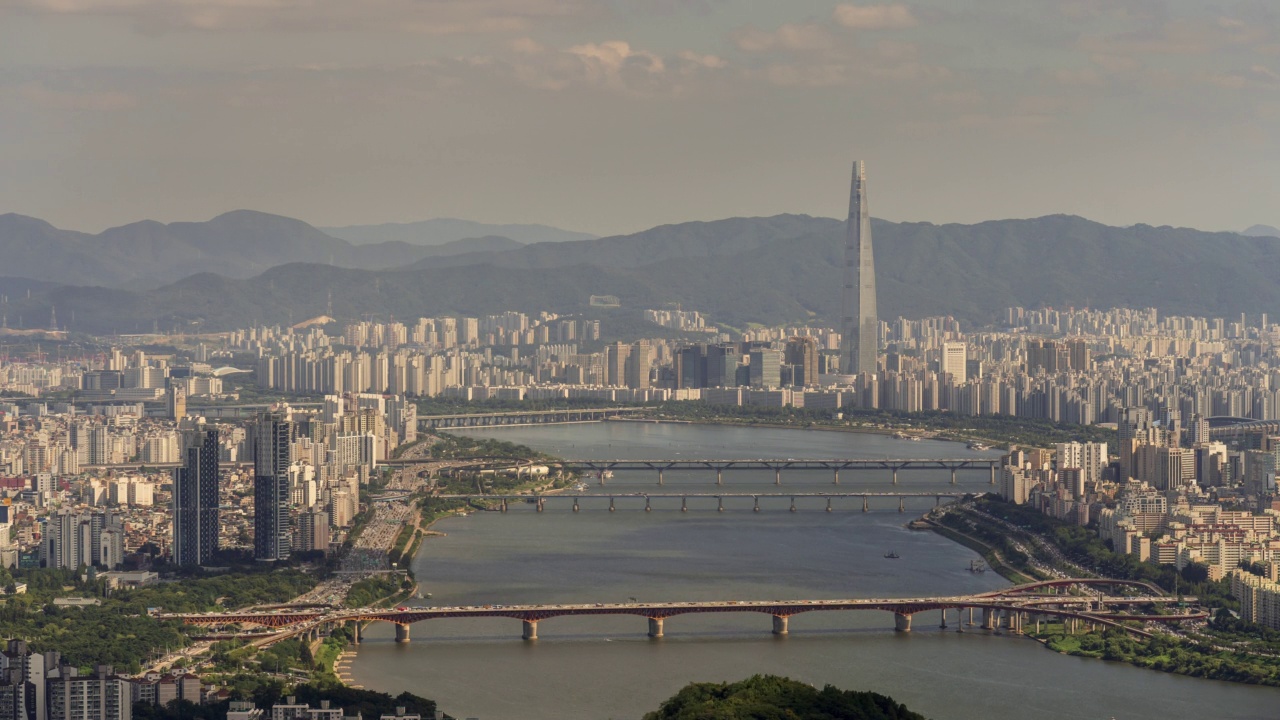 汉江——韩国首尔市区城郊大桥、江边高速公路、奥林匹克高速公路、乐天世界大厦附近的白天视频素材