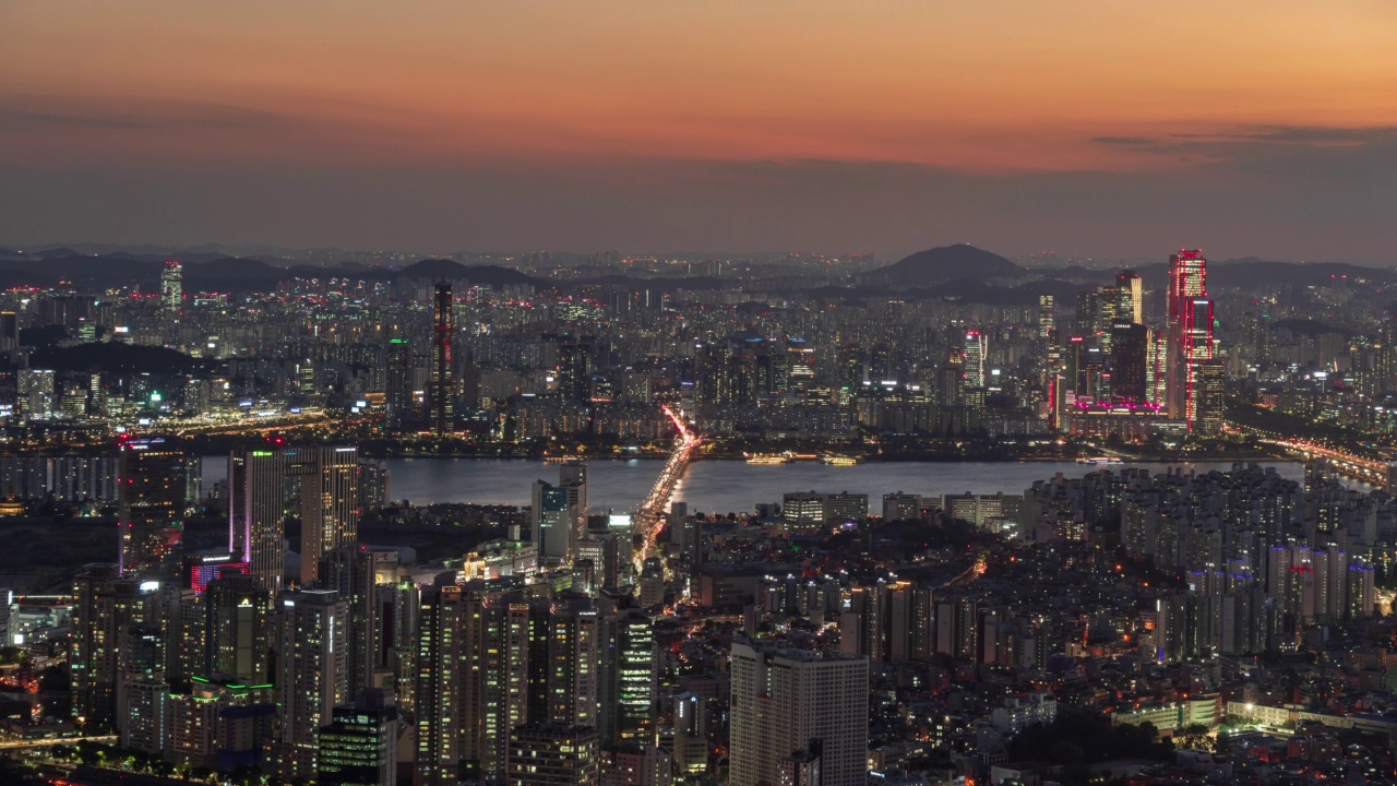 韩国首尔，汝矣岛/龙山区和永登浦区元孝大桥附近的市中心夜景视频素材