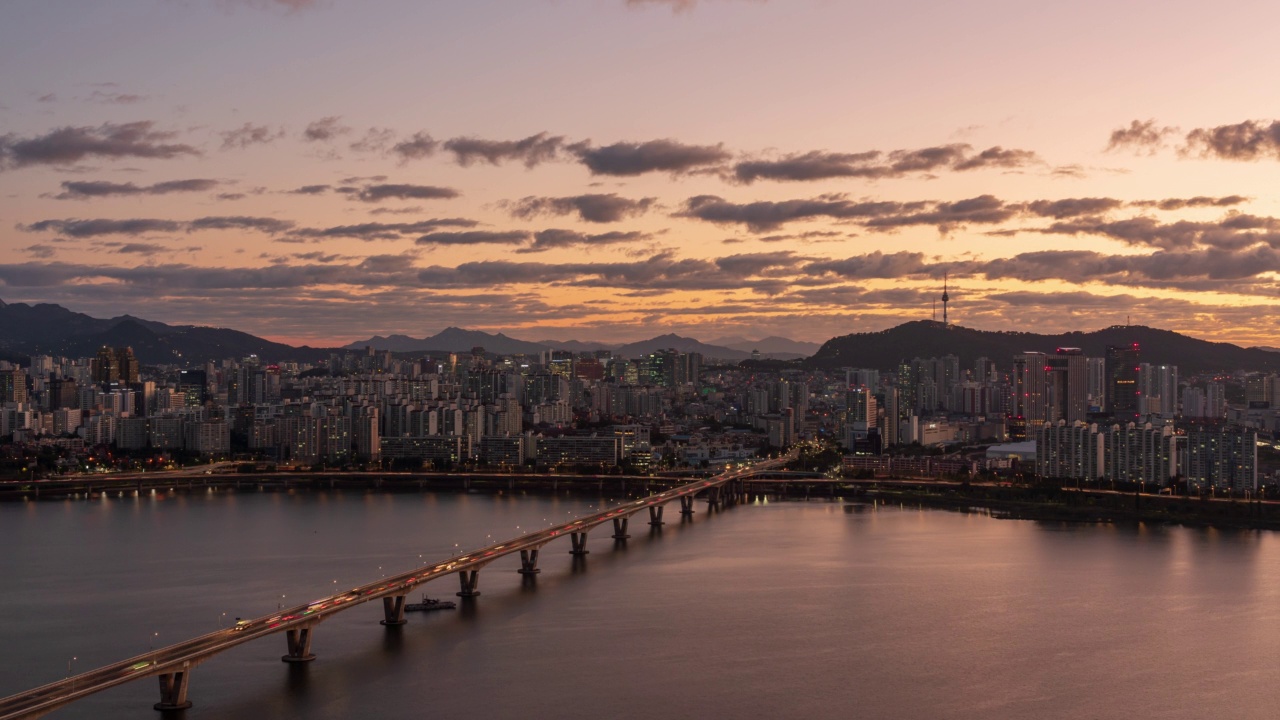 汉江-韩国首尔龙山区元孝大桥和江边高速公路附近的市中心夜景视频素材