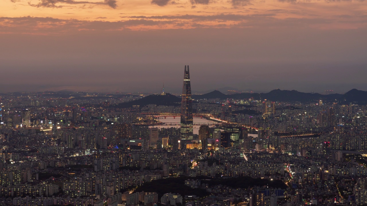 汉江-首尔松坡区蚕室乐天世界大厦附近的市中心夜景视频素材