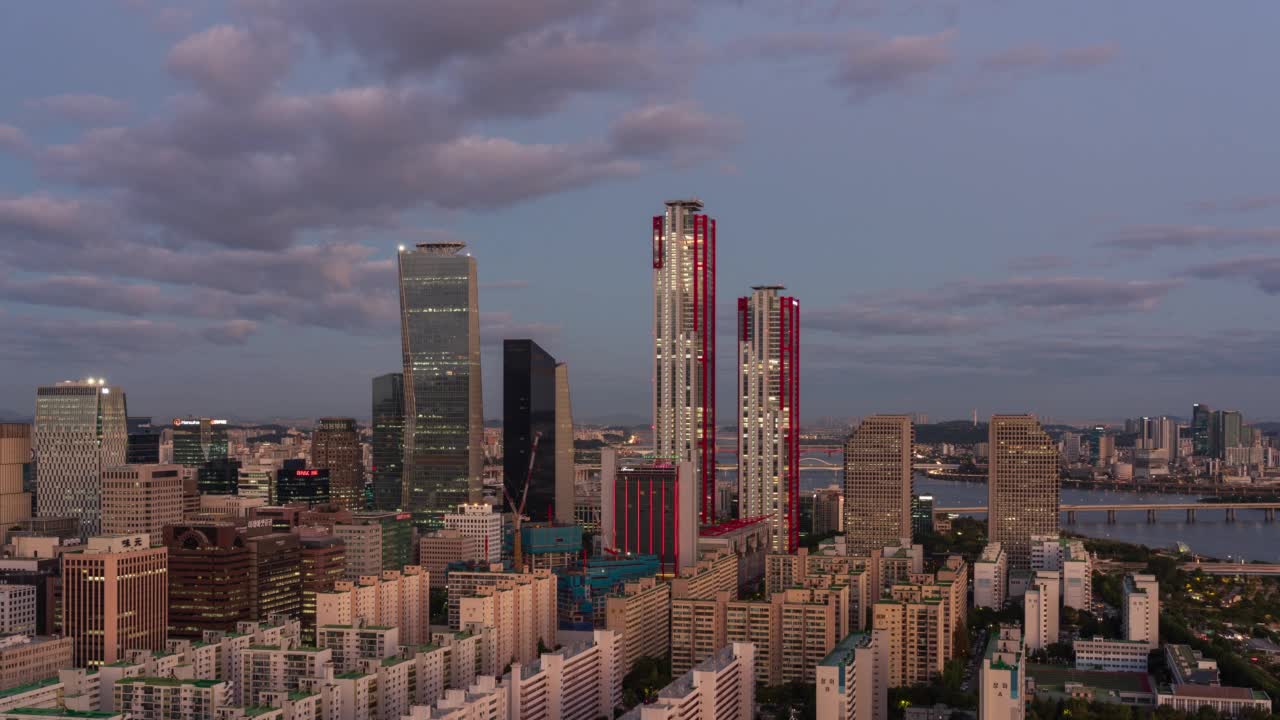 汉江-首尔永登浦区汝矣岛金融区附近的市中心夜景视频素材