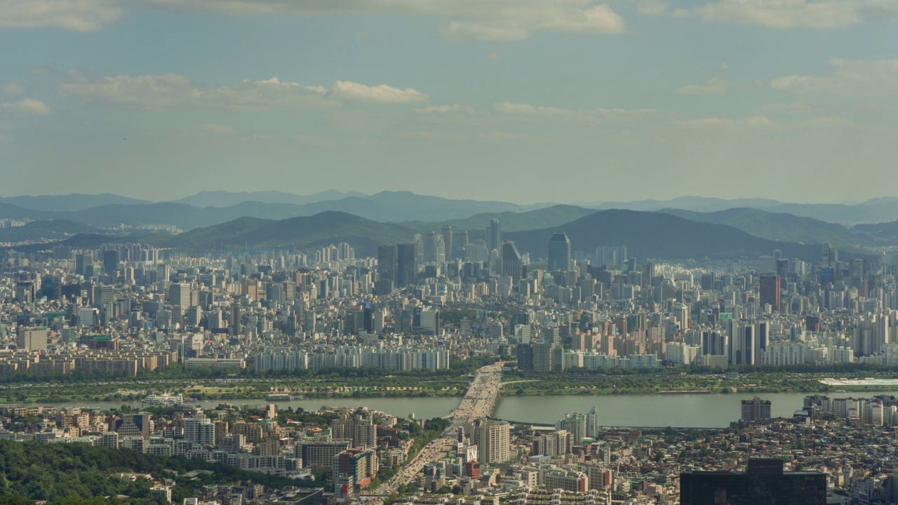 汉江——韩国首尔龙山区和江南区汉南大桥、江边高速公路和奥林匹克高速公路附近的市中心白天视频素材