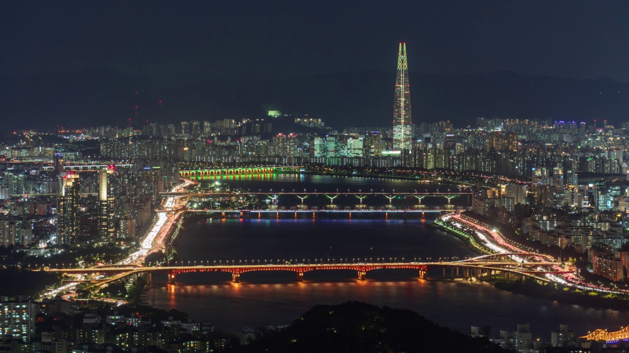 汉江-市区夜景附近的城水大桥，江边高速公路，奥林匹克高速公路和乐天世界大厦/江南区和城东区，韩国首尔视频素材