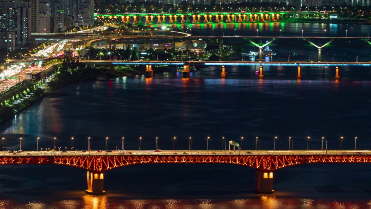 汉江-江边高速公路附近的市中心夜景，圣水大桥，永东大桥和清潭大桥/首尔，韩国视频素材