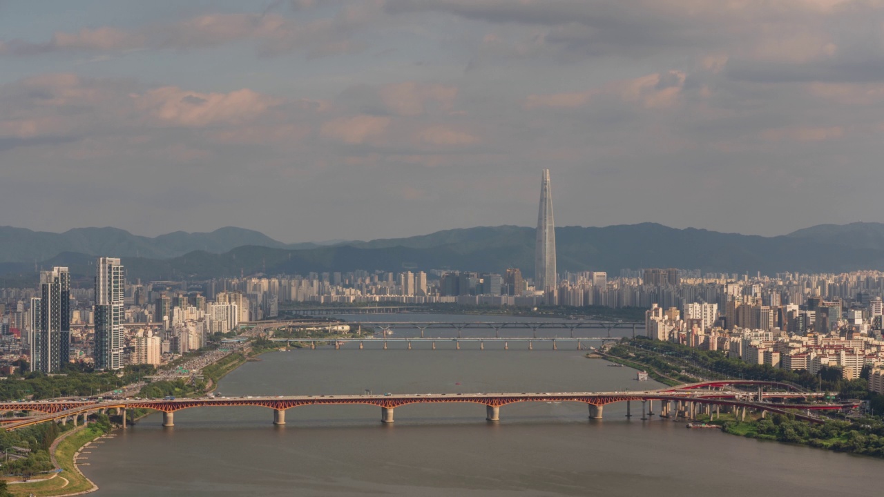 汉江——韩国首尔市区城郊大桥、江边高速公路、奥林匹克高速公路、乐天世界大厦附近的白天视频素材