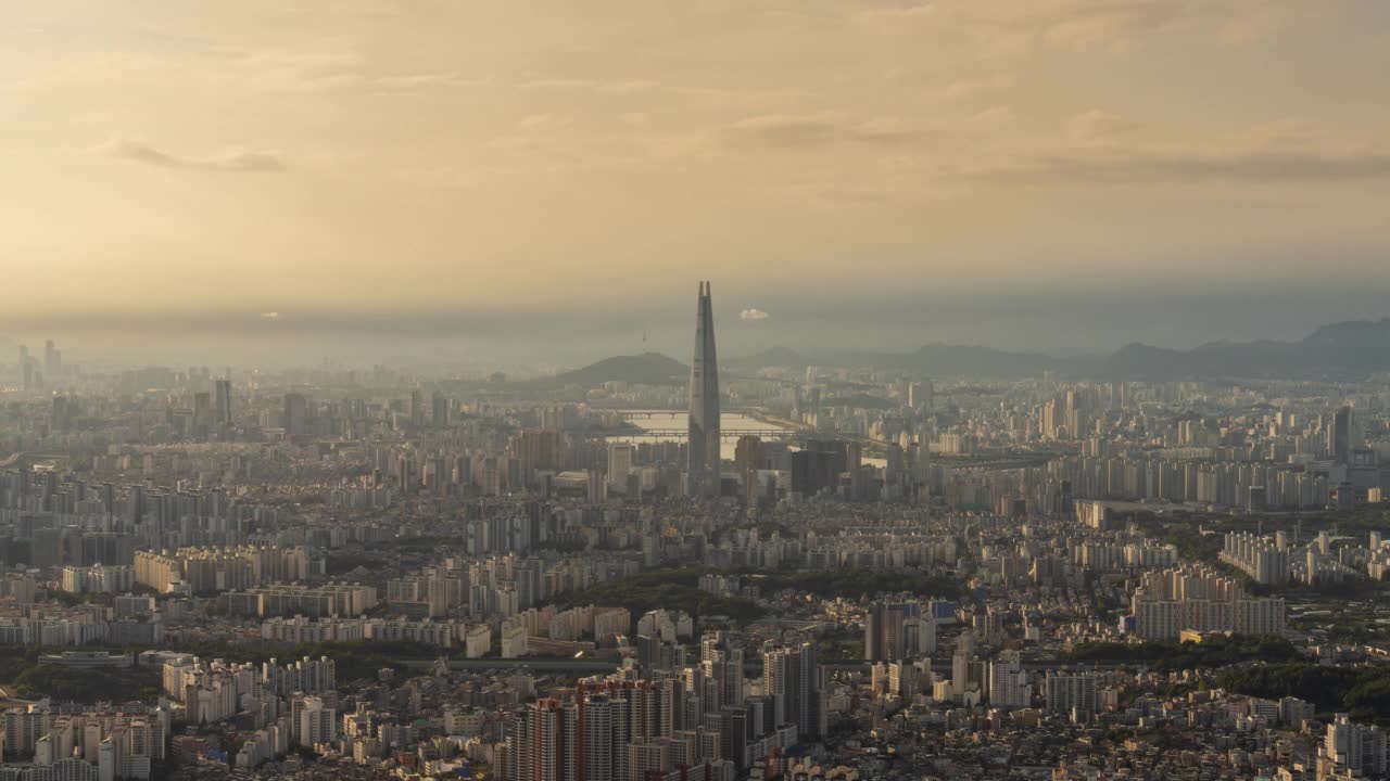 汉江——韩国首尔松坡区蚕室乐天世界大厦附近的市中心白天视频素材