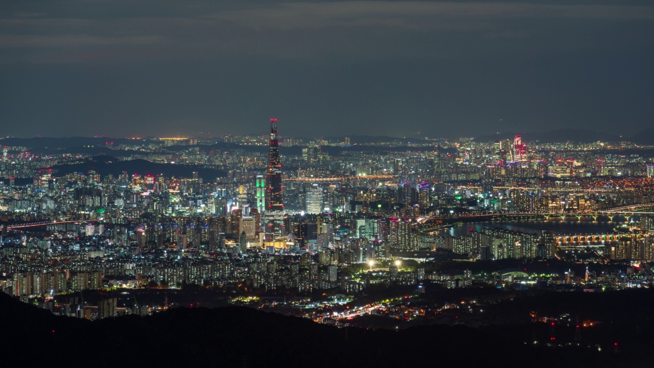 韩国首尔松坡区蚕室乐天世界大厦附近的市中心夜景视频素材