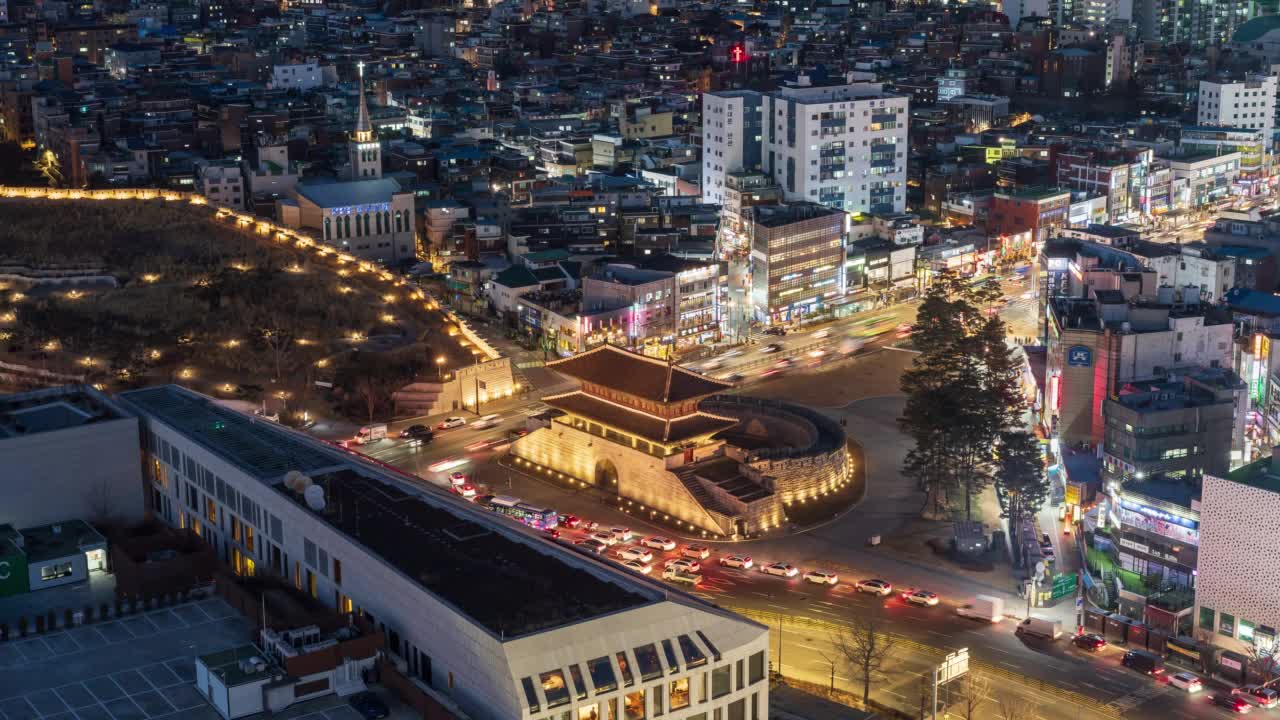 韩国首尔钟路区东大门和兴仁之门附近的市中心夜景视频素材