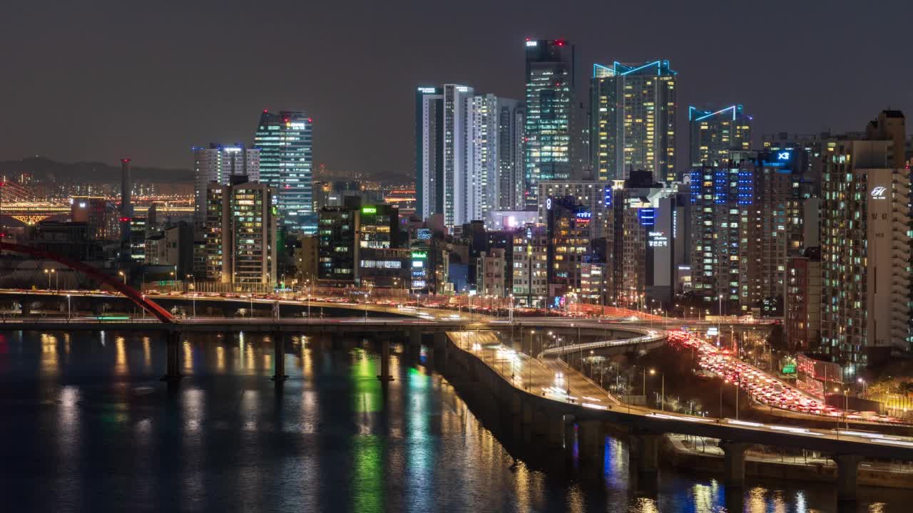 汉江-市中心夜景附近西江大桥和江边高速公路/马浦区，首尔，韩国视频素材