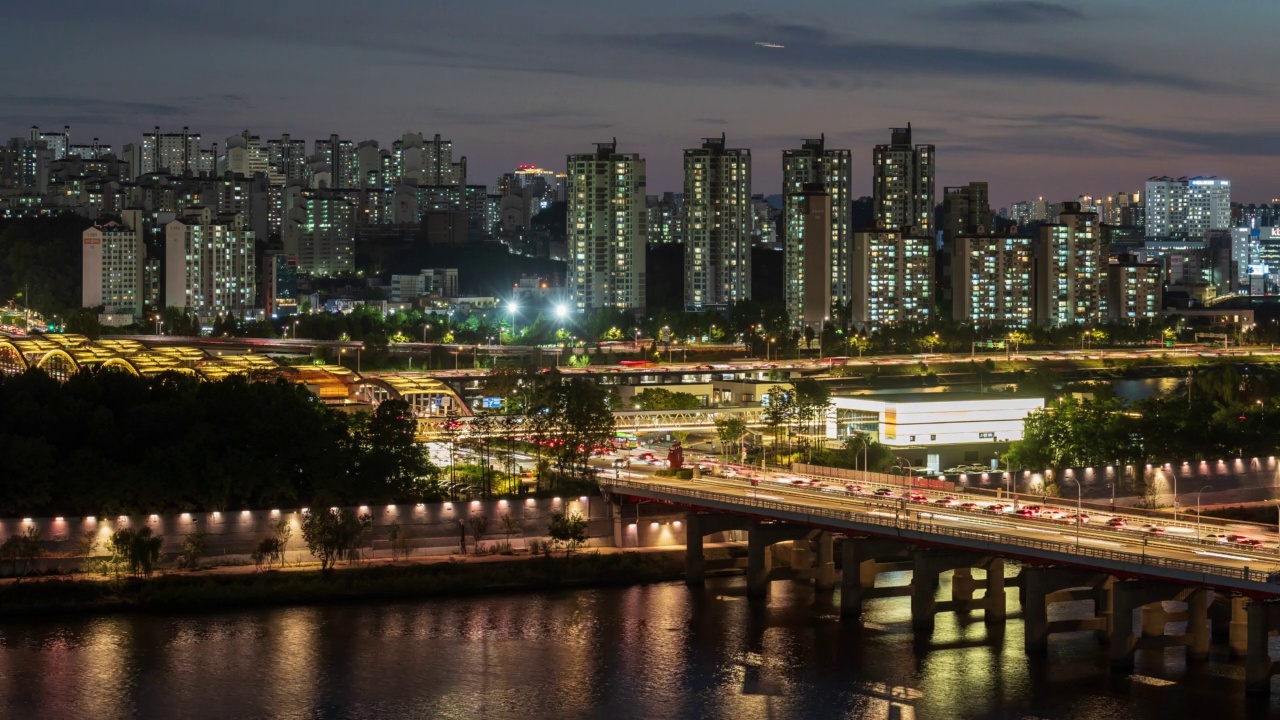 汉江-市中心夜景附近的汉江大桥，Nodeul岛和奥林匹克高速公路/铜铜区，韩国首尔视频素材