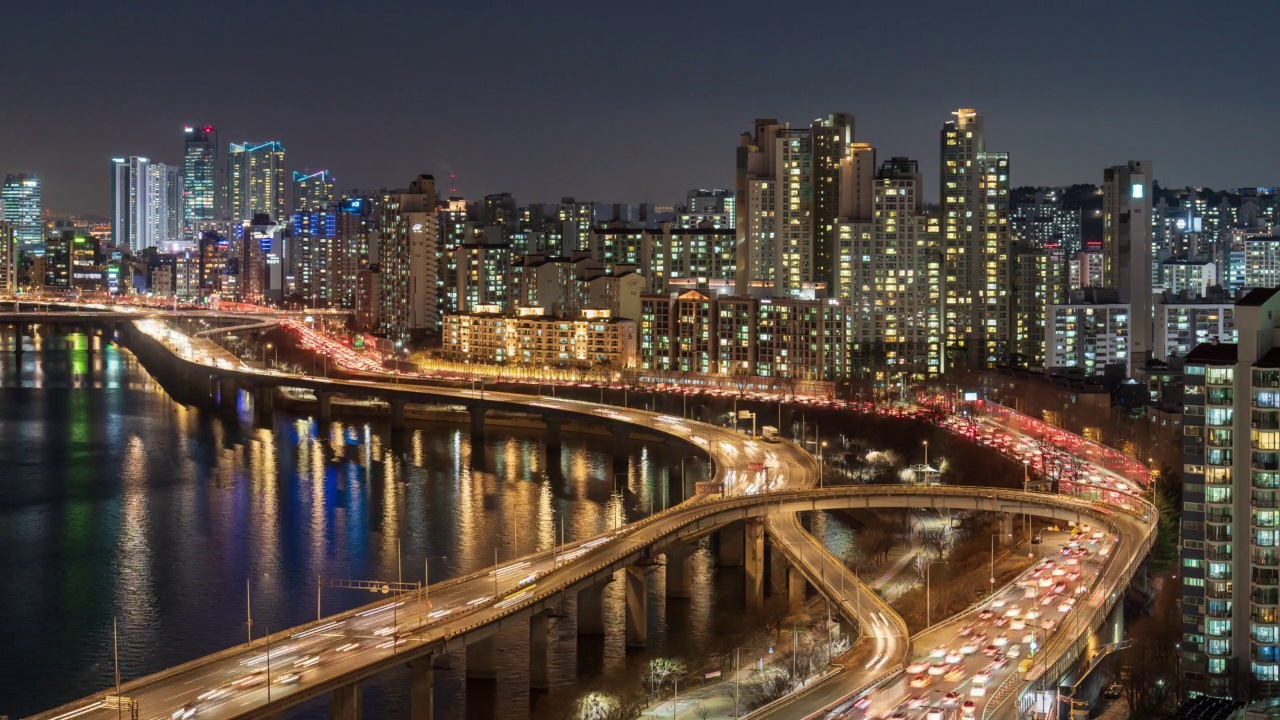 汉江-江边高速公路附近的市中心夜景/麻浦区，首尔，韩国视频素材