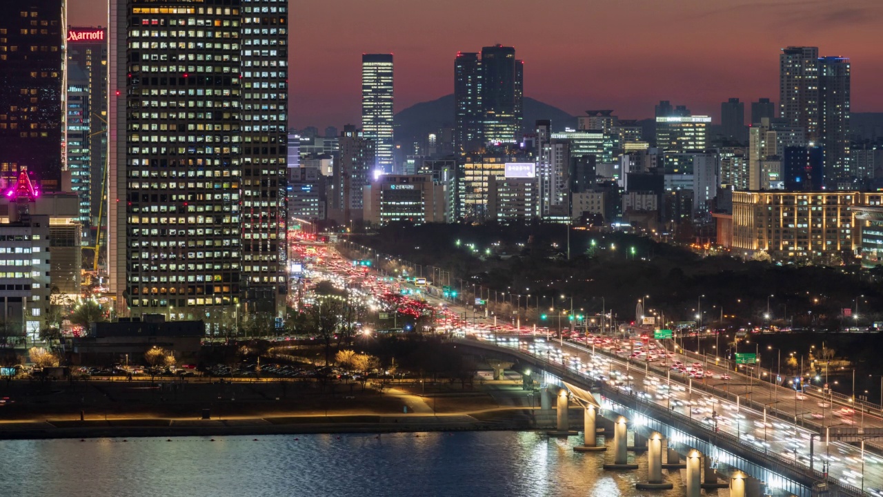 汉江-首尔永登浦区汝矣岛马浦大桥附近的市中心夜景视频素材