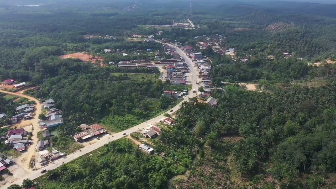 航拍苏门答腊岛的跨省高速公路穿过乡村和油棕种植园视频素材