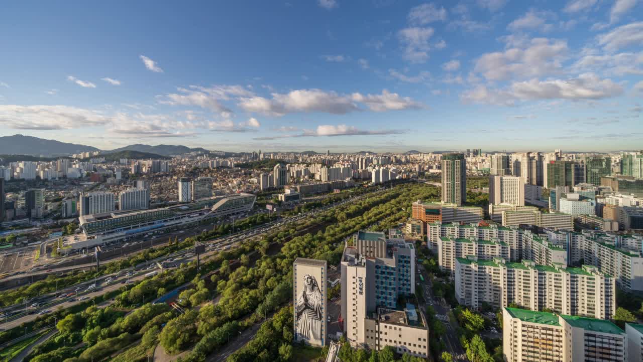 韩国首尔永登浦区鹭梁津渔业市场附近的汝矣岛Saetgang生态公园、奥林匹克高速公路市中心的白天视频素材