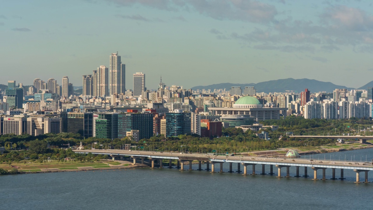 汉江——韩国首尔永登浦区汝矣岛国会和麻浦大桥附近的市中心白天视频素材