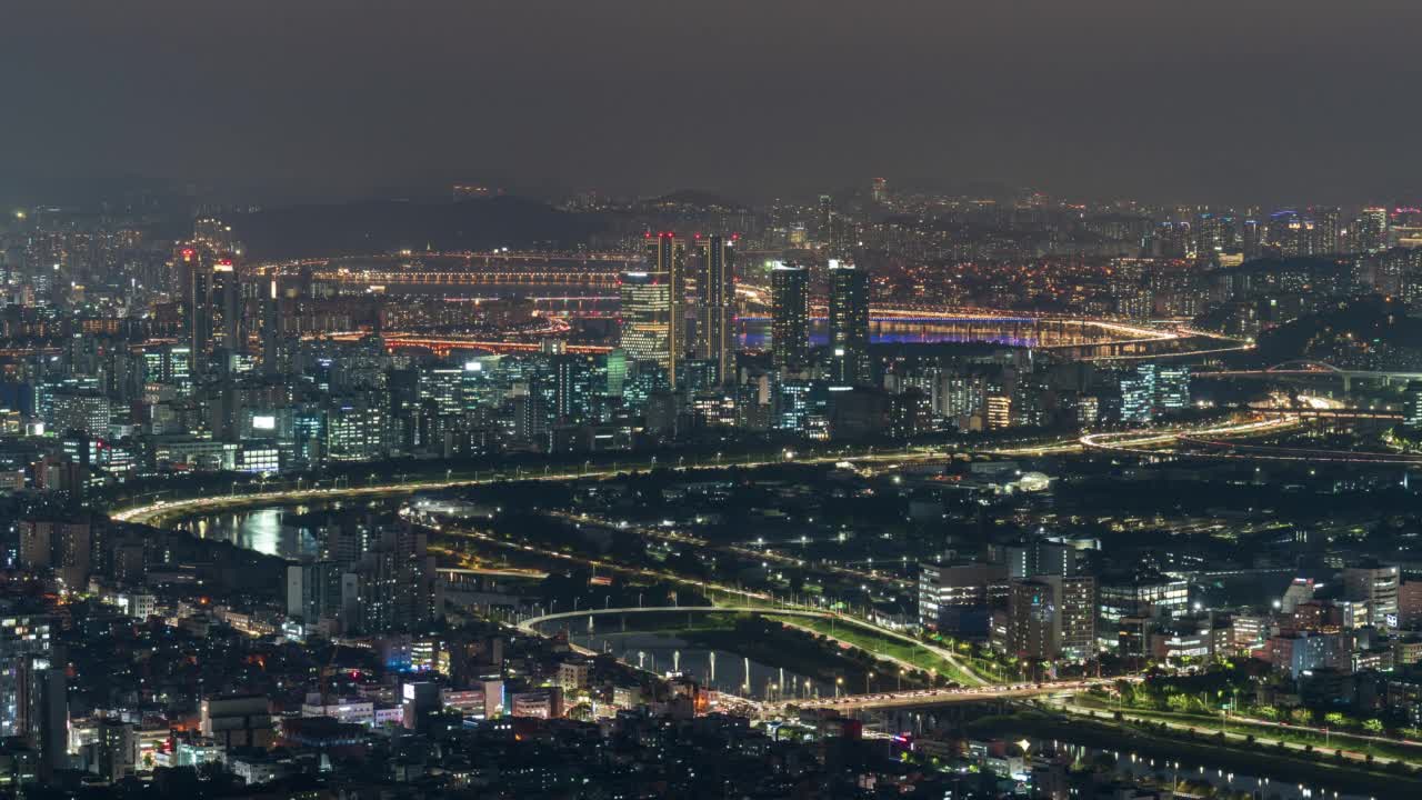 首尔市广津区和城东区中浪川江和东部高速公路附近的市中心夜景视频素材