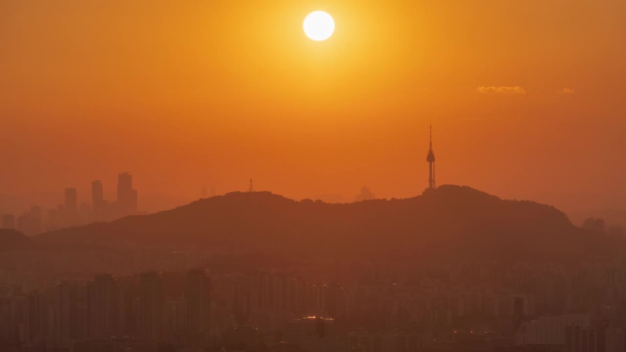 南山山和N首尔塔附近的市中心日落景色/韩国首尔视频素材