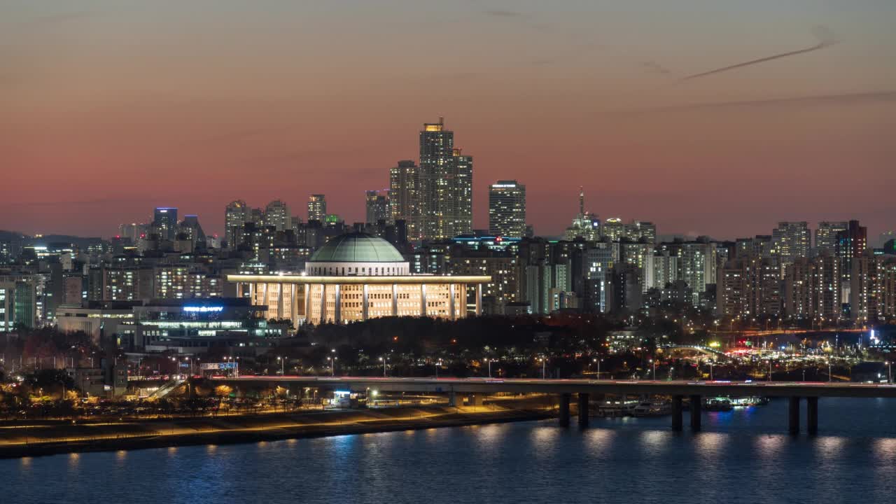 汉江——韩国首尔永登浦区汝矣岛国会和西江大桥附近的市中心夜景视频素材