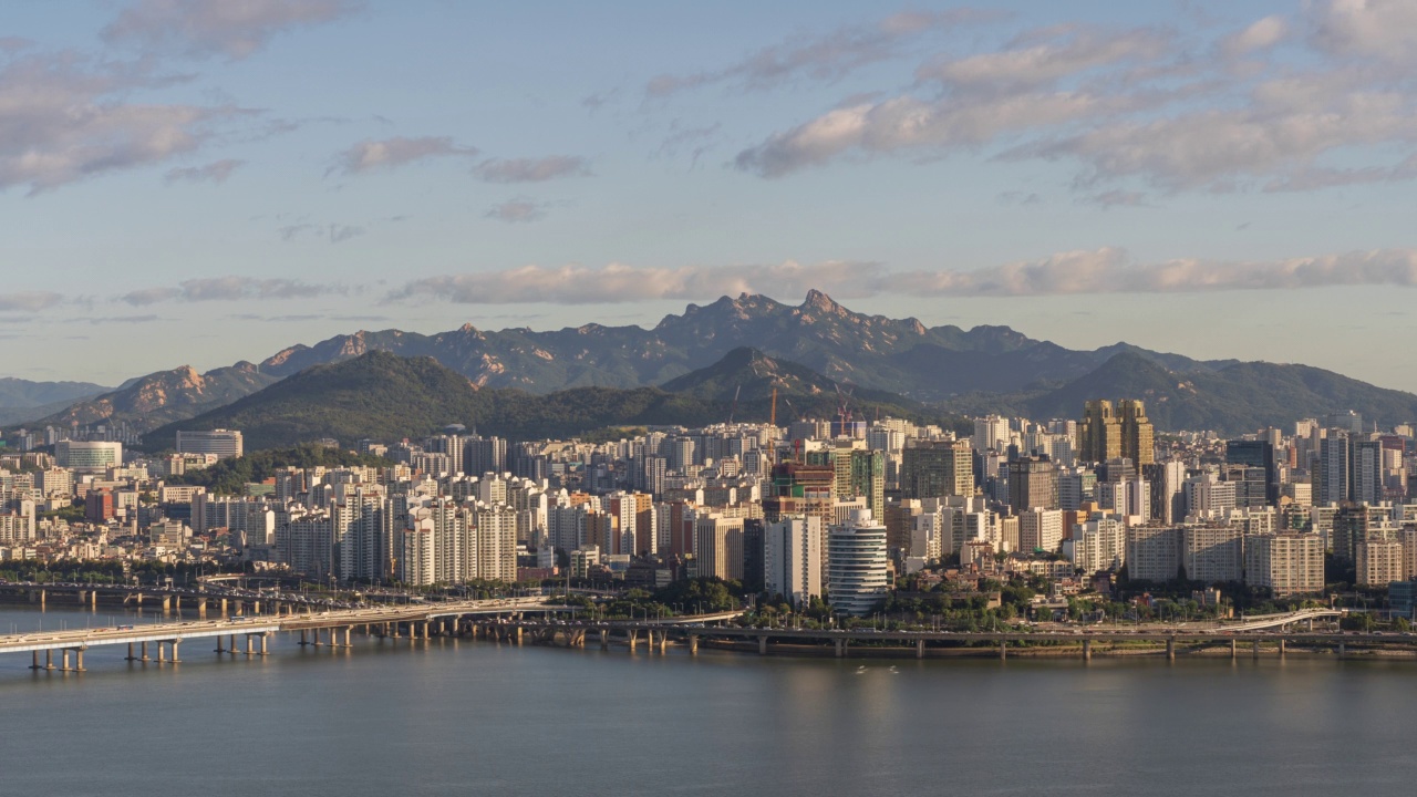 汉江-白天在马浦大桥，江边高速公路和北汉山/麻浦区，韩国首尔视频素材