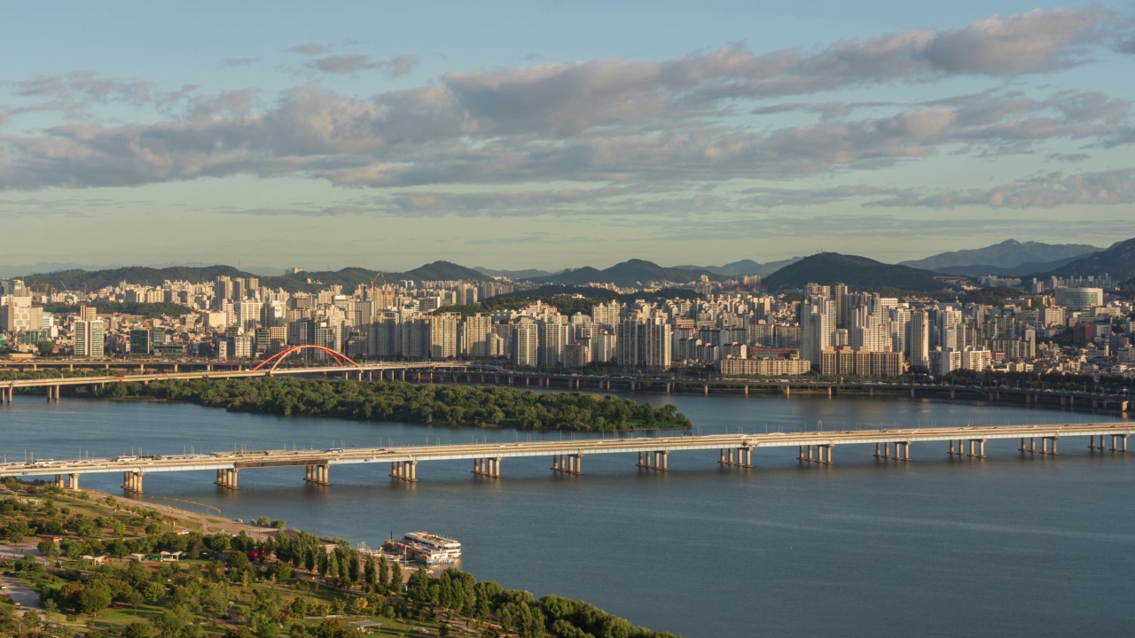 汉江——韩国首尔永登浦区和麻浦区附近的汝矣岛汉江公园、西江大桥、麻浦大桥、八岛和江边高速公路的白天视频素材