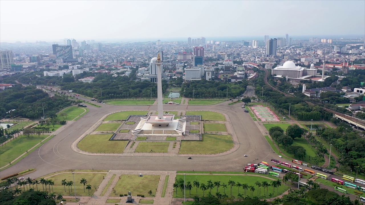 位于印尼首都雅加达的国家纪念碑(National Monument，又称Monas)的鸟瞰图，以4k分辨率记录视频素材