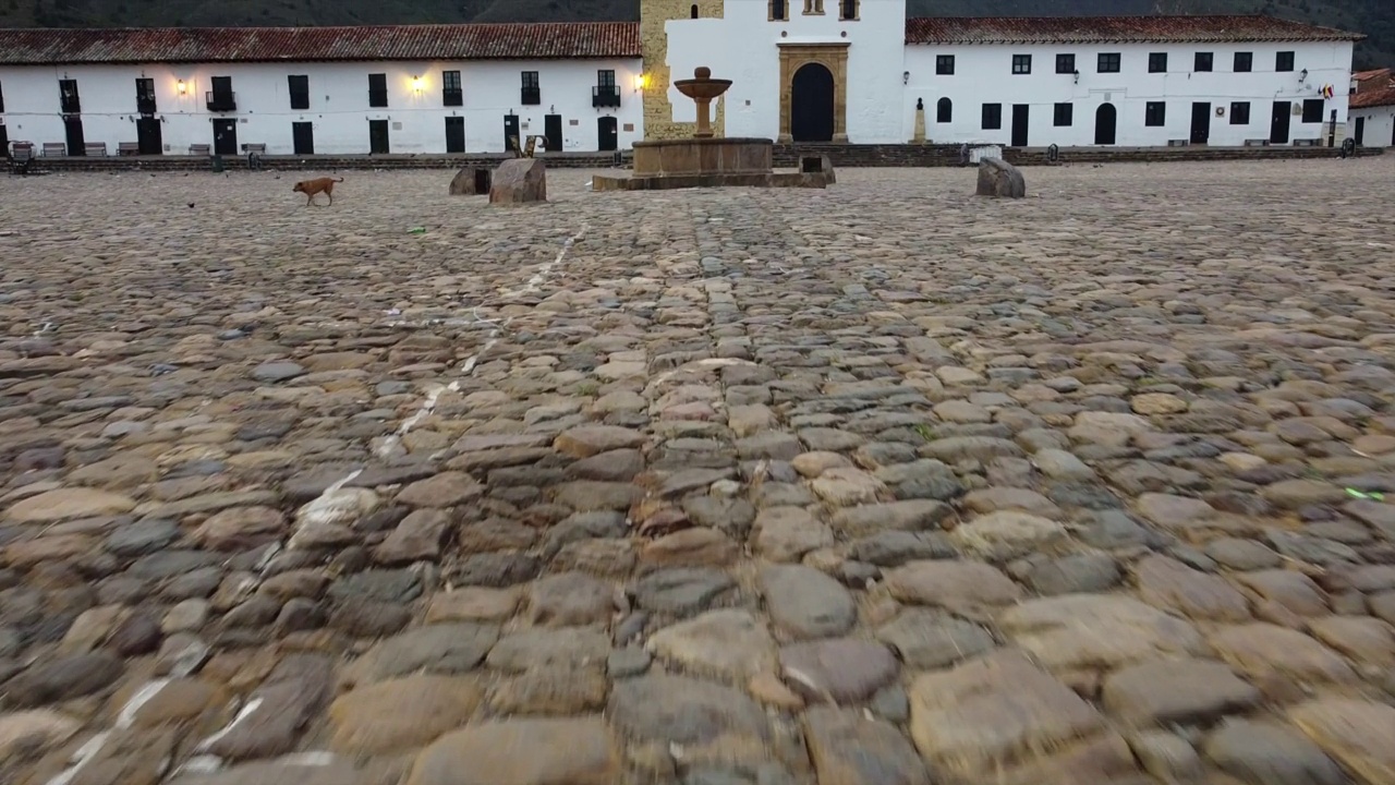 无人机鸟瞰图Villa de Leyva, Boyacá，哥伦比亚。这座殖民地城市有石头铺成的街道和南美第二大广场市长广场视频素材