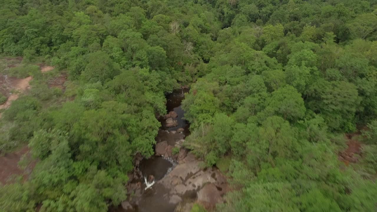 4K自然鸟瞰图鸟瞰图热带丛林绿色雨林中的河流。视频素材