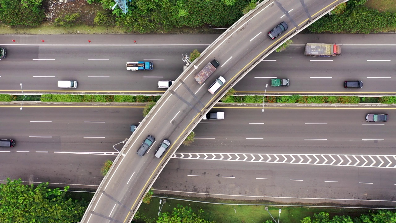 鸟瞰图以下流动的托曼高速公路交通拥挤的城市交通场景。鸟瞰上方车辆基础设施。雅加达视频素材