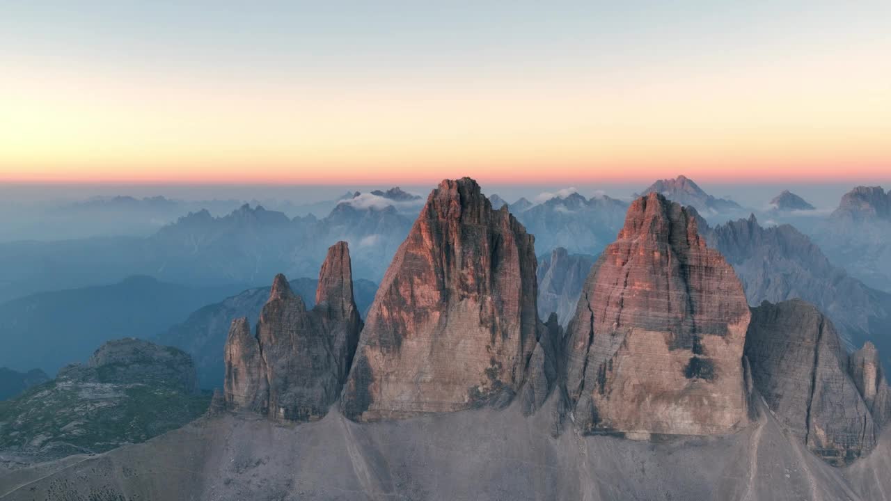 从上面看，拉瓦雷多的三座山峰(Tre cime di Lavaredo)在美丽的日出期间令人惊叹的鸟瞰图。拉瓦雷多的三座山峰是意大利白云石无可争议的象征。视频素材