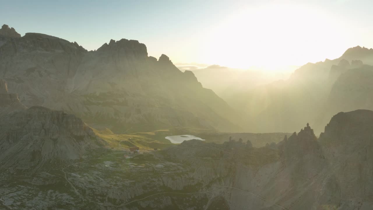 从上面看，美丽的日出期间惊人的山脉鸟瞰图。意大利Dolomites的Tre Cime di Lavaredo。视频素材