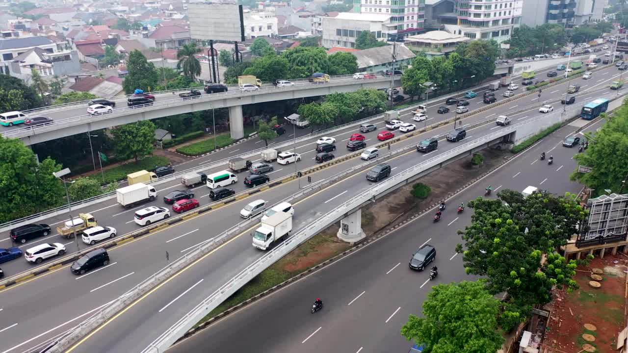 高速公路多层路口鸟瞰图，有行驶的汽车。穿过市中心的交通堵塞景象视频素材