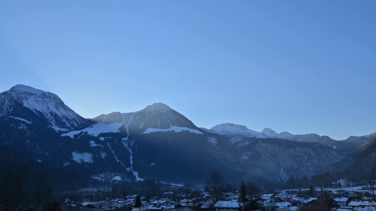 Hoher山脉Göll和冬天有阳光的Jenner山，Schönau am Königsee，贝希特斯加登国家公园，上巴伐利亚，巴伐利亚，德国，欧洲视频素材