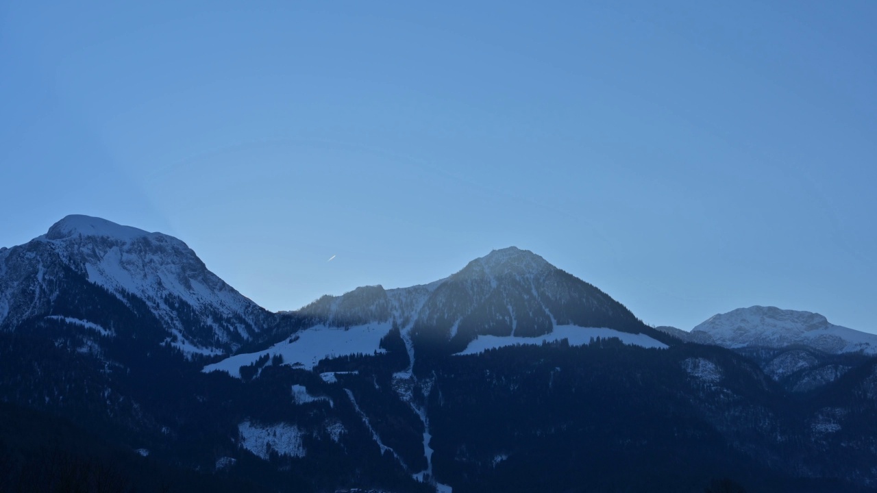 Hoher山脉Göll和冬天有阳光的Jenner山，Schönau am Königsee，贝希特斯加登国家公园，上巴伐利亚，巴伐利亚，德国，欧洲视频素材