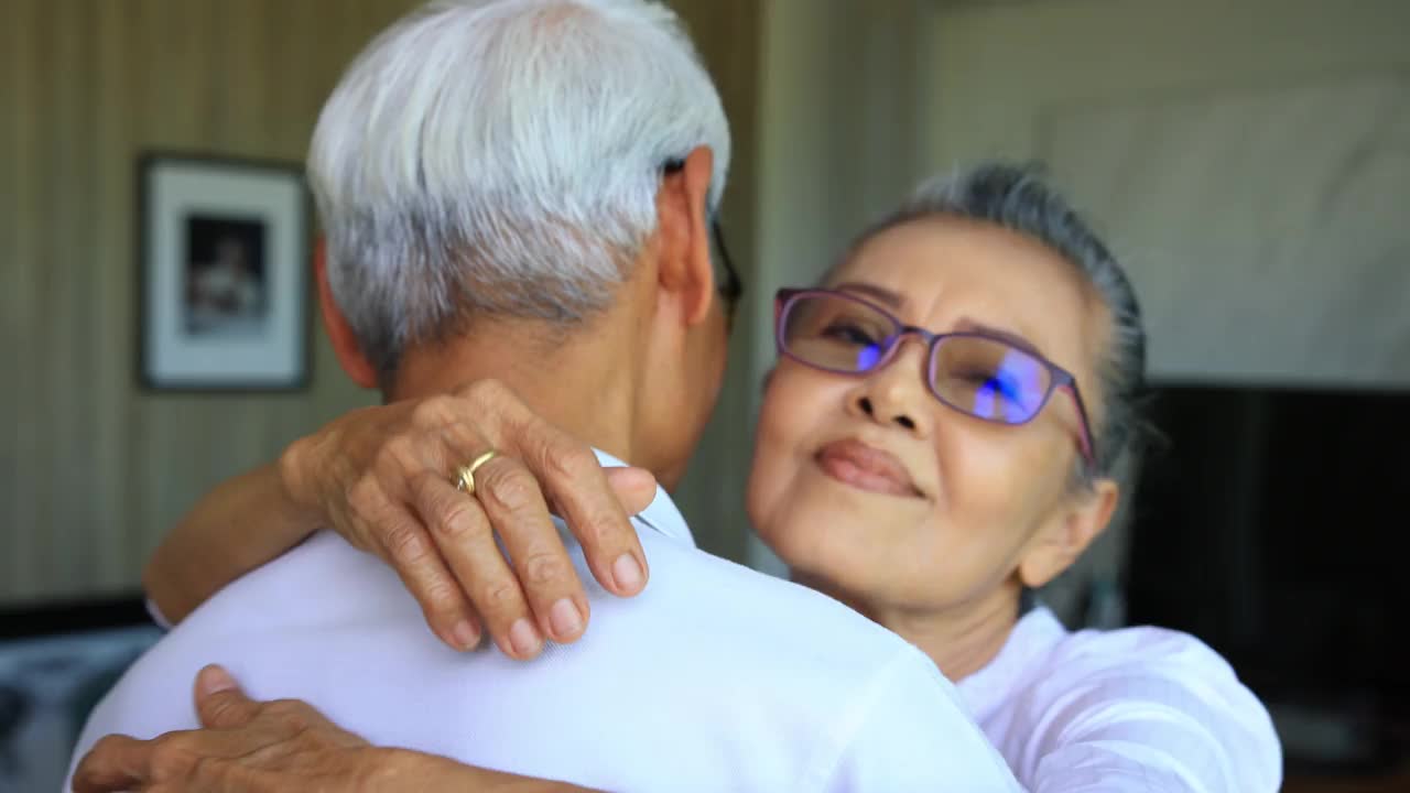 亚洲老年夫妇在家休息。视频素材