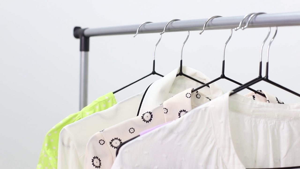 衣服挂在架子上的衣架上，背景是白色的视频素材
